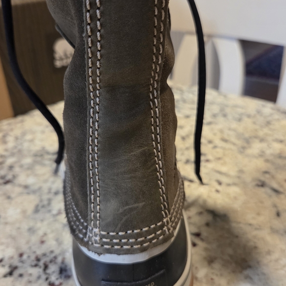 Sorel Black and Olive Green Suede with tan fur boots Size 8 in original box.